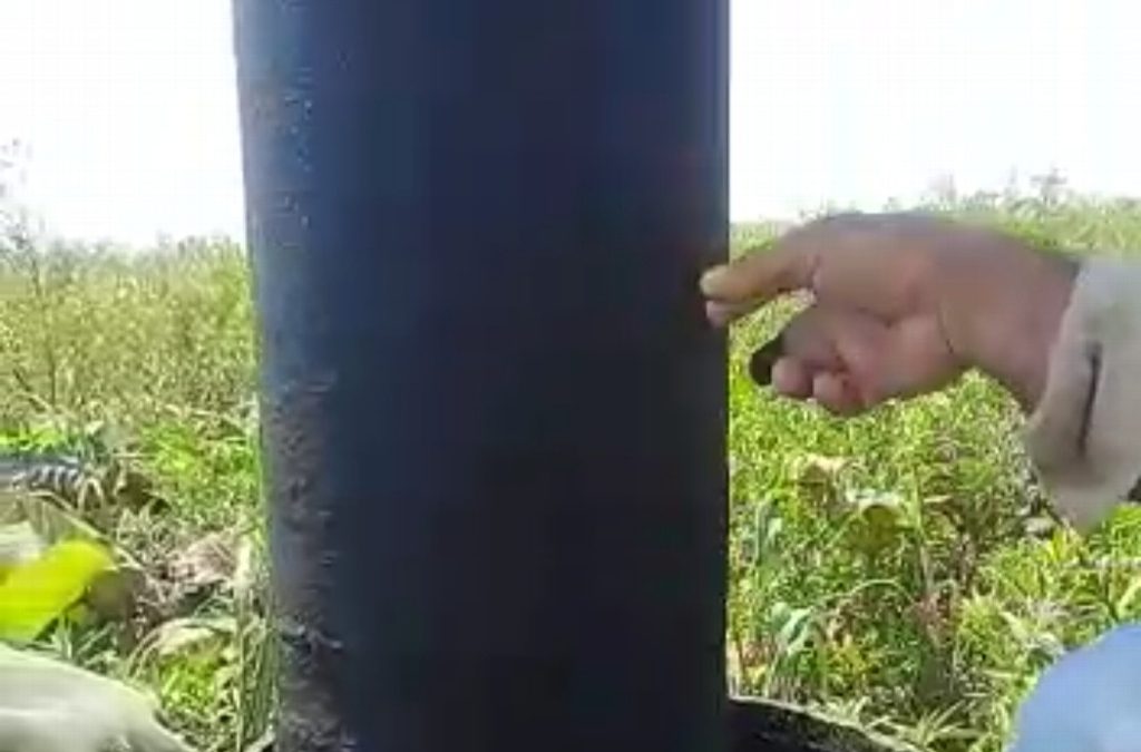 Pescadores denuncian que tubería de @Pemex derrama aceite en laguna de Macuspana