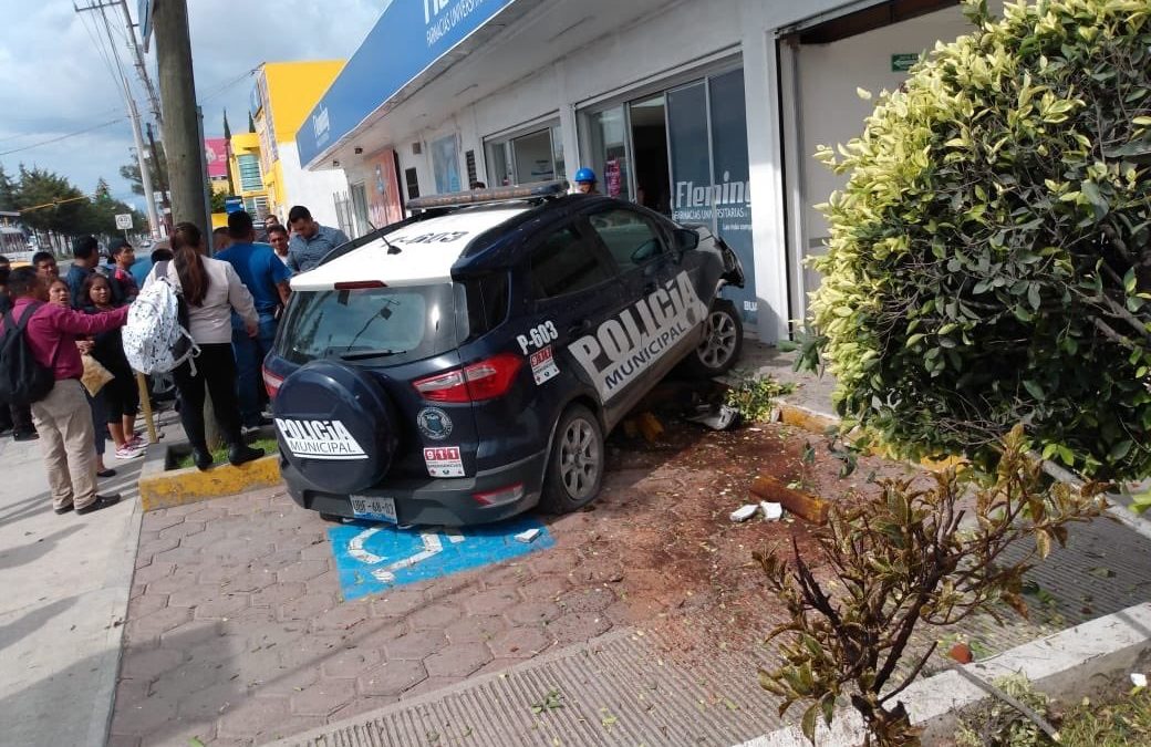 PATRULLA SE ESTRELLA CONTRA FARMACIA CUANDO PERSEGUÍA MOTOCICLISTA