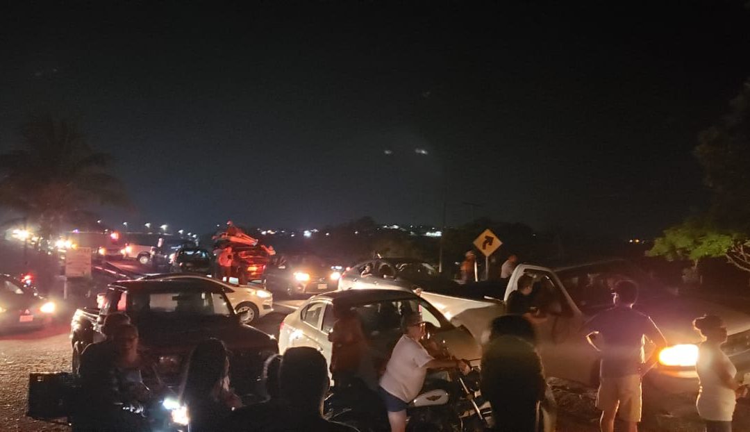Evite pasar por carretera de #Alvarado a #Veracruz, ambos carriles cerrados en estos momentos.
