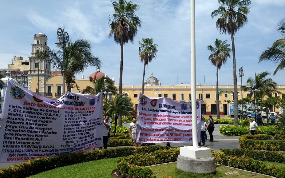 Extrabajadores portuarios se manifiestan frente a Apiver; exigen reinstalación de compañía