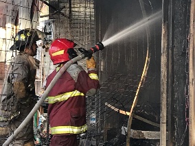Combaten Bomberos de Veracruz incendio en callejón del centro de Veracruz (VER FOTOS)