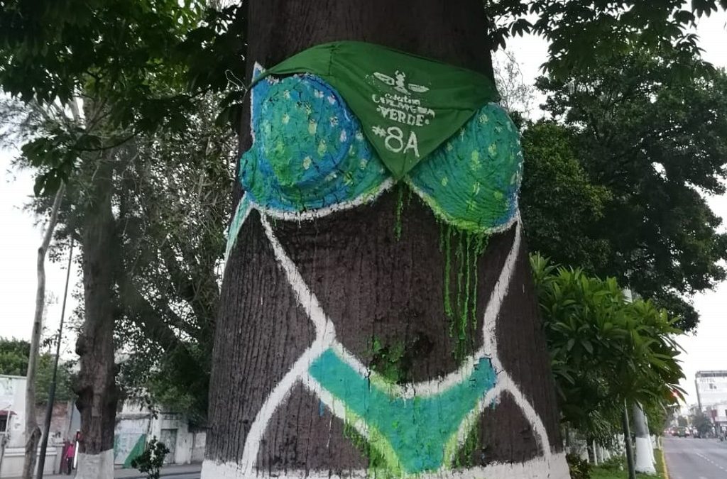Pintan de verde al árbol del bikini