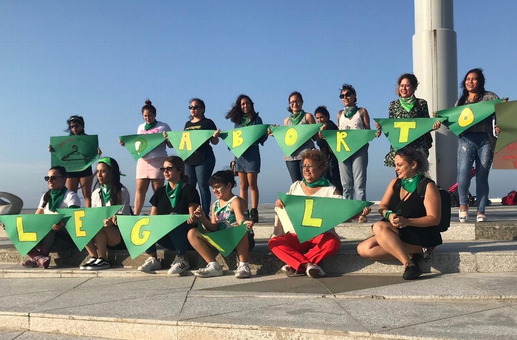 Grupo de mujeres en Veracruz dan “pañuelazo” en pro del aborto