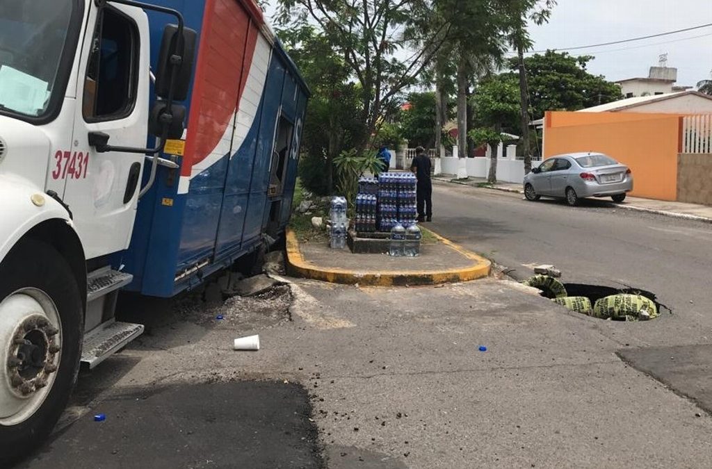 Camión refresquero se hunde en fraccionamiento de Veracruz