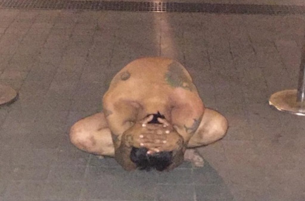 Se desnuda frente a Palacio Nacional