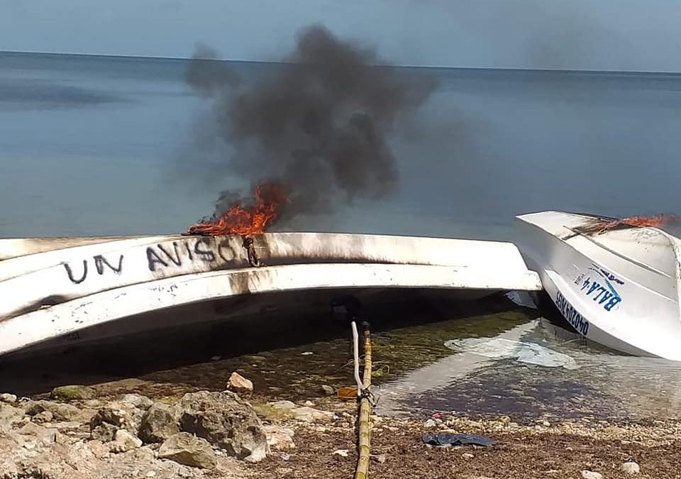 Pescadores de Campeche prenden fuego a lanchas en protesta por depresión del pulpo