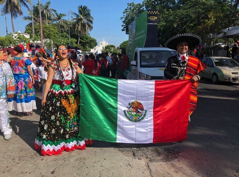 Realizan desfile por el Festival Internacional de las Artes en Veracruz