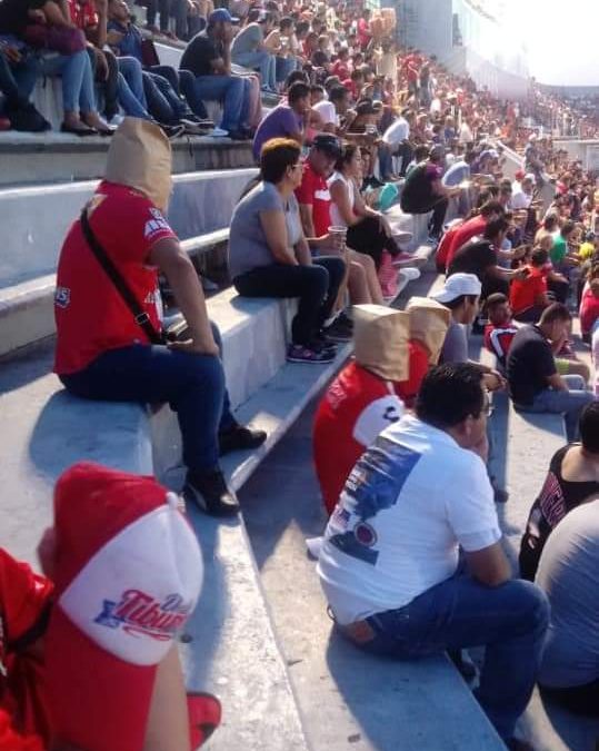 Aficionado del Veracruz con bolsa en la cabeza de vergüenza Veracruz volvió a perder
