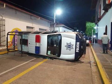 Taxistas incendian patrulla tras saber que matan a un compañero en el penal de Huatusco