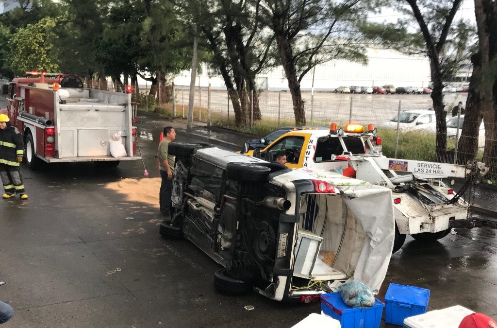 Vuelca camioneta con alimentos