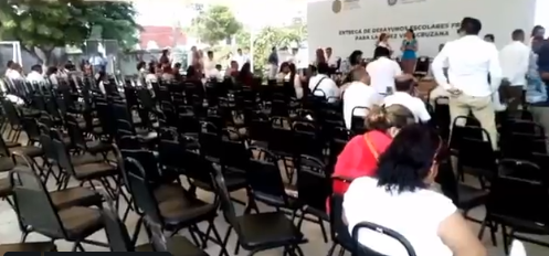 El Gobernador @CuitlahuacGJ deja esperando niños de escuela de la ciudad de Veracruz (VER VIDEO)