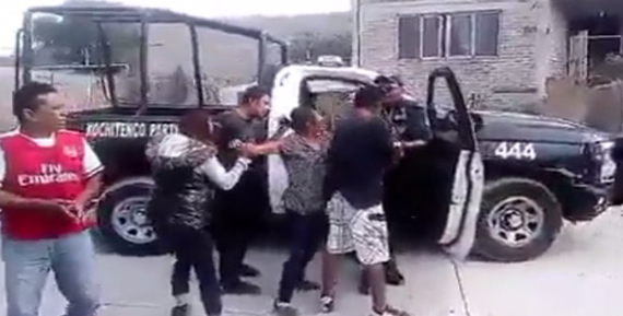 Agreden a policias de Chimalhuacan (VER VIDEO)