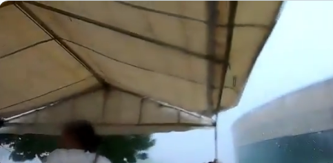 Una fuerte tromba se registró este sábado en #Tenosique, Tabasco provocando que una estructura se derribara en la entrada del Festival del Queso