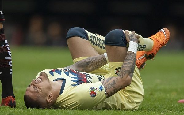 El delantero chileno del @ClubAmerica, Nicolás Castillo, será operado este domingo tras la fractura que sufrió en el peroné.