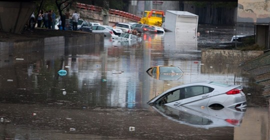 40 CARROS BAJO EL AGUA, DESAFÍAN AUTOMOVILISTAS PASO A DESNIVEL INUNDADO