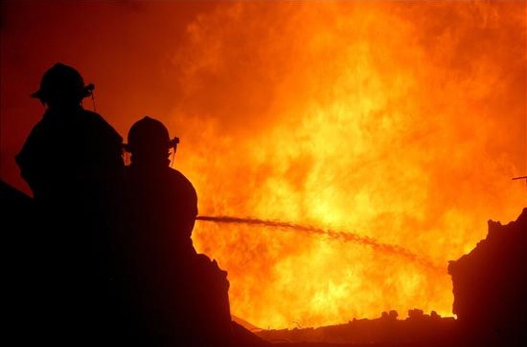 Incendio en patio de almacenamiento de material reciclable
