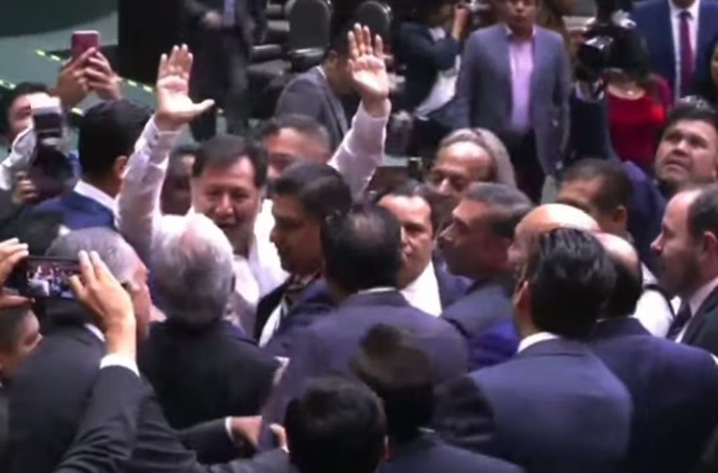 Se confrontan diputados del PAN con Fernández Noroña