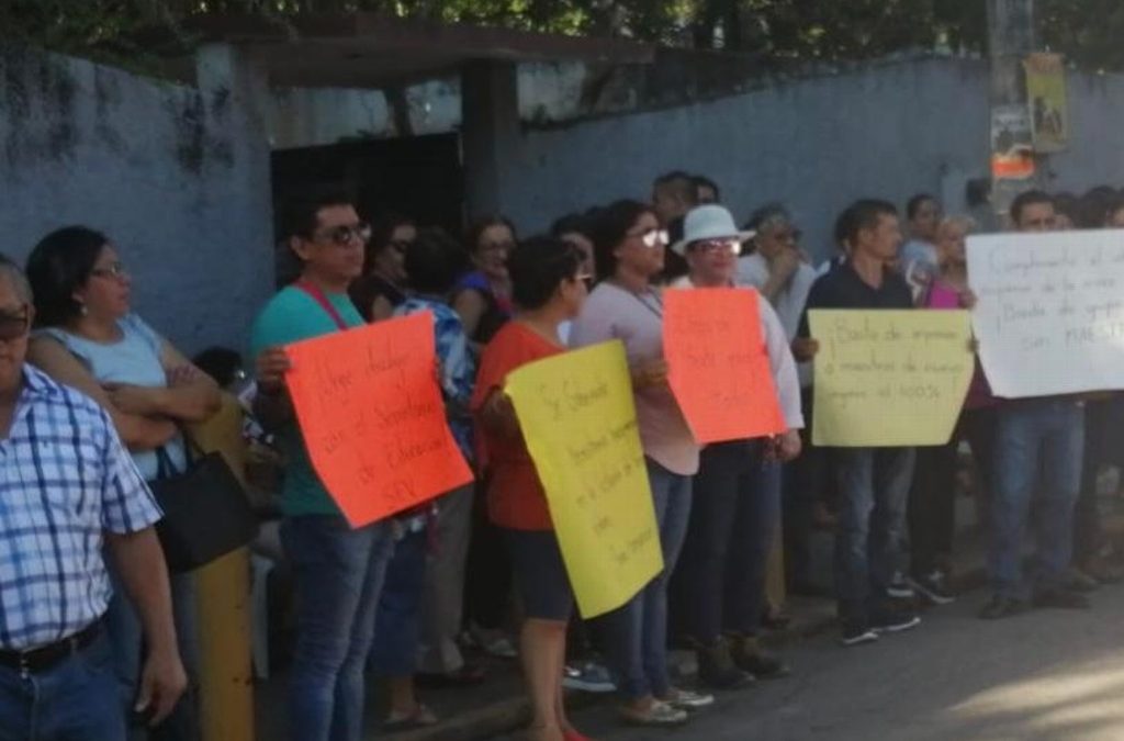 Profesores de telesecundarias se manifiestan por no respetar derechos laborales en Veracruz