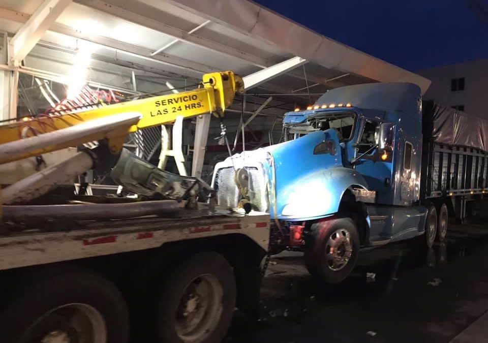 Trailer choca contra estación del ADO en Rafael Cuervo