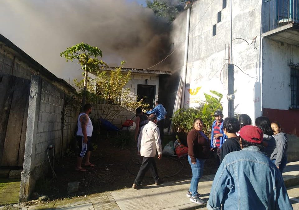 ¡SALVAN POLICÍAS A 3 NIÑOS EN INCENDIO DE VIVIENDA EN IXHUATLÁN DEL CAFÉ!