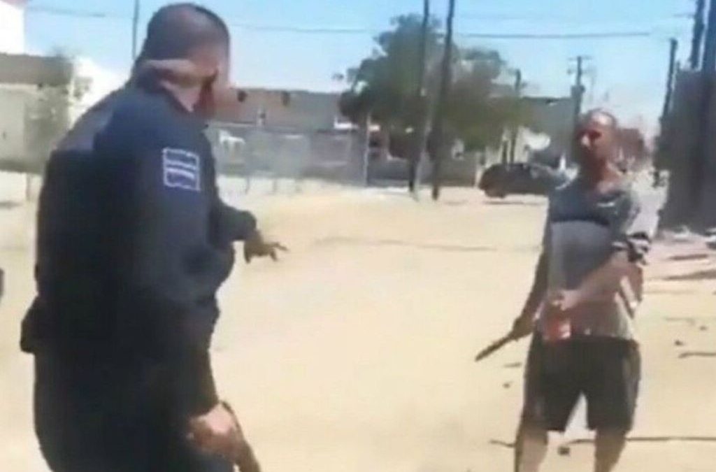 Policía municipal de Sonora mata a balazos a un sujeto que intentó agredirlo (+Video)