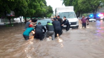 Cae a alcantarilla y desaparece (VER VIDEO)