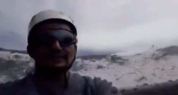 ¡Lo hacen de nuevo! Excursionistas arriesgan su vida al subir al cráter del Popocatépetl (VER VIDEO)