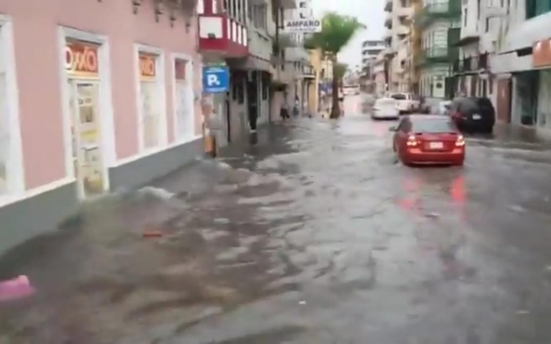 Calles inundadas deja fuerte lluvia (+VIDEO) registrada esta mañana en Veracruz
