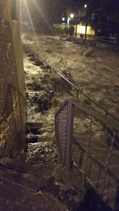 De #UltimoMomento #ULTIMAHORA (VER VIDEO) #Alerta así luce el Río #Orizaba en #Veracruz ya están evacuando varias colonias de las orillas