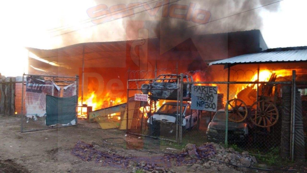 Se incendia bodega de desperdicios industriales 8VER VIDEO) a la altura de la colonia Jovito Serrano en el municipio de Yautepec, Morelos