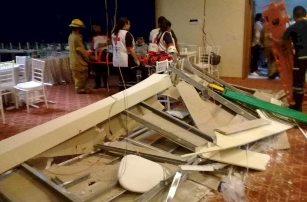 Colapsó parte de un plafón a media celebración; siete personas se reportaron de regulares a graves a causa del derrumbe.