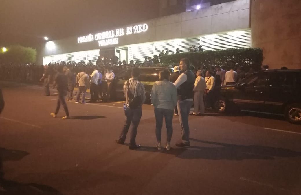 Esta noche así luce la fiscalía del Estado de Veracruz