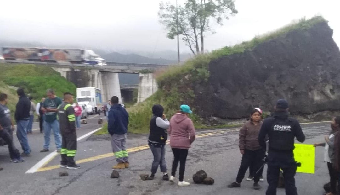 Sigue bloqueada la entrada y salida tomen sus precauciones