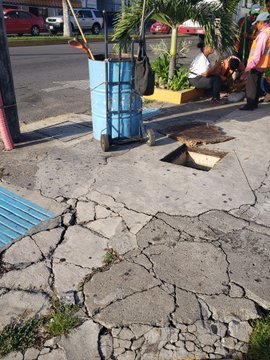Cae mujer en registro mal tapado