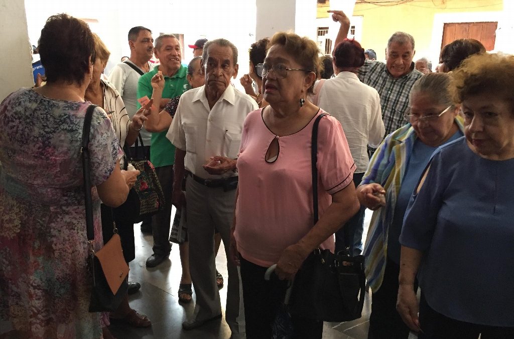 Jubilados y pensionados de Veracruz se inconforman por lista de supervivencia