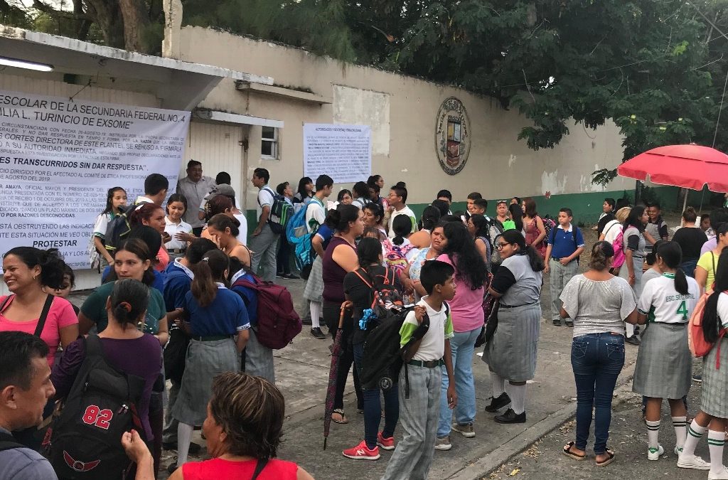 Toman secundaria general 4 en Veracruz; denuncian agresión de maestra a alumna