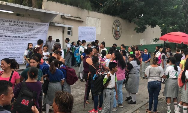 Toman secundaria general 4 en Veracruz; denuncian agresión de maestra a alumna