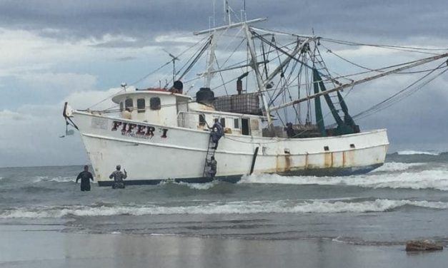 La madrugada de este lunes, encalló una embarcación pesquera por causas desconocidas a la altura del fraccionamiento santa martha.