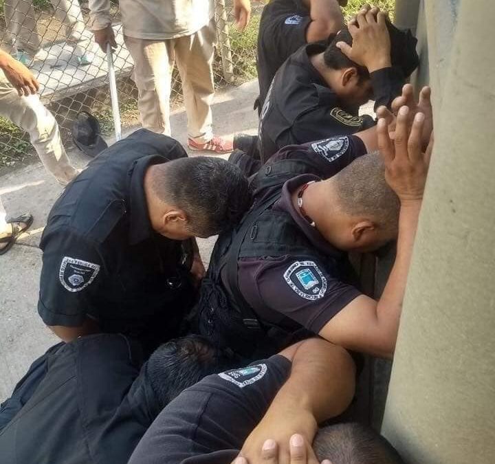 Motín en penal de Atlacholoaya deja varios muertos, reos toman el control