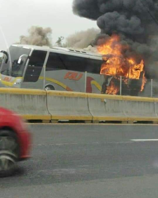 Se incendia autobús AU en Santa Rita Tlahuapan
