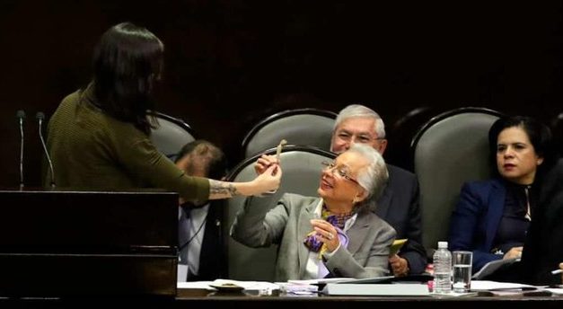 Para recordar legalización, Sánchez Cordero recibe «churro» de marihuana de diputada