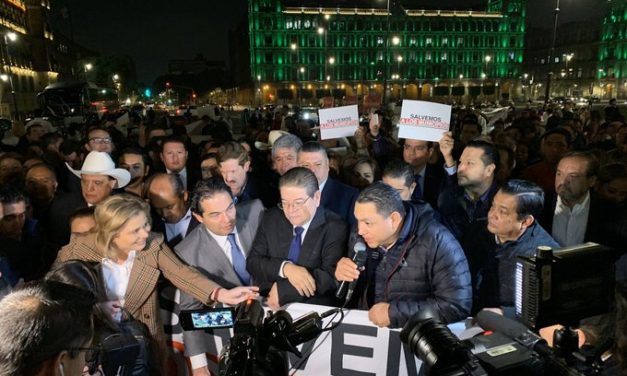 Acusan alcaldes veracruzanos que fueron rociados con gas pimienta mientras pedían audiencia con AMLO