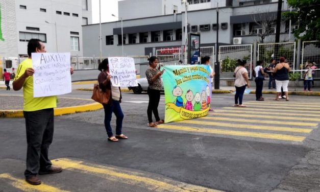 Madres de niños con cáncer (VER ENTREVISTA) bloquean avenida de Veracruz; exigen equipo para quimioterapias