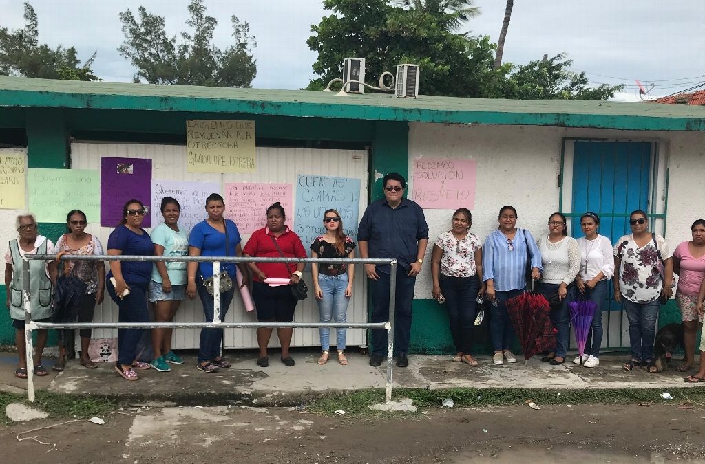 Maestros y padres de familia toman primaria del Infonavit Buenavista en Veracruz
