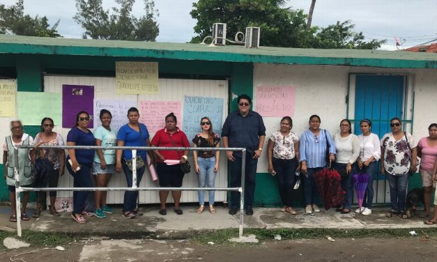 Maestros y padres de familia toman primaria del Infonavit Buenavista en Veracruz