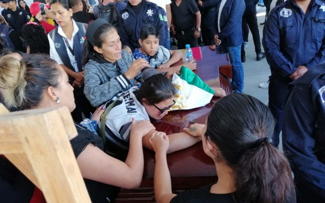 Con homenaje despiden a policías emboscados y asesinados en Michoacán