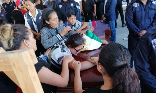 Con homenaje despiden a policías emboscados y asesinados en Michoacán