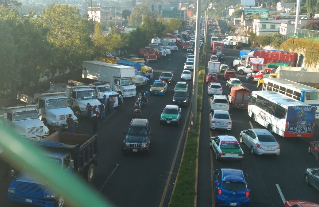 Transportistas se manifiestan y generan caos en Veracruz