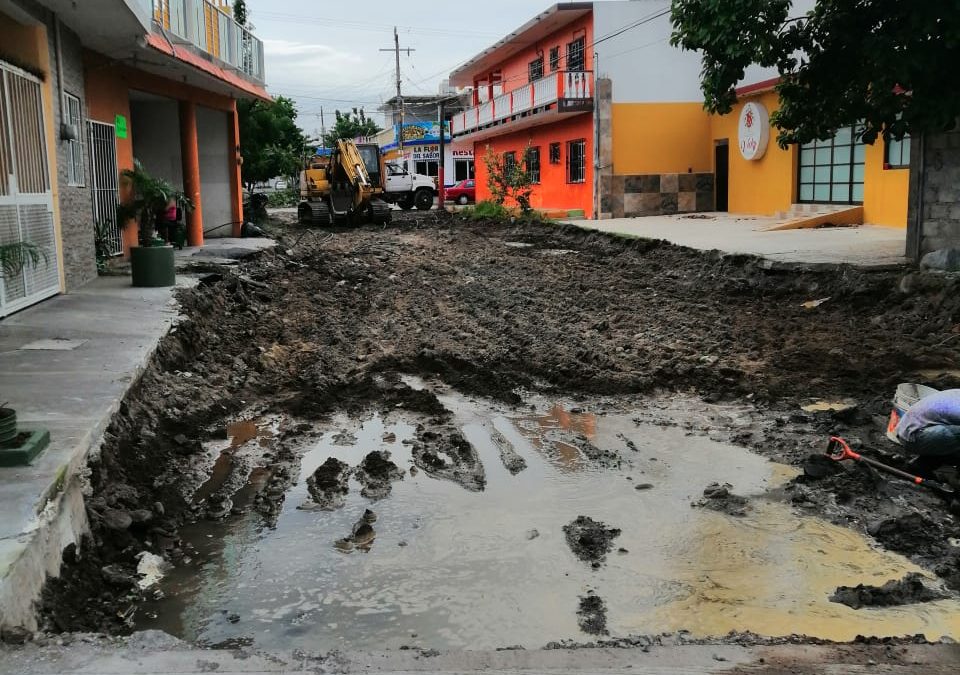 Suspenden trabajos de pavimientación en la Colonia Adolfo López Mateos y dejan a los vecinos sin entrada a sus casas
