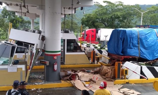 Choca tráiler contra caseta 116 de Cuitláhuac